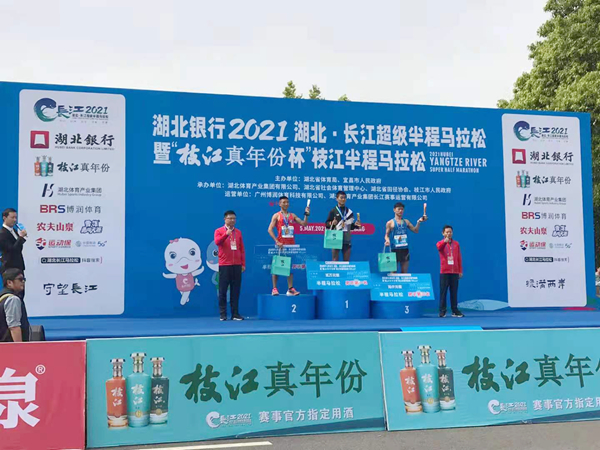 男子颁奖.jpg 男子颁奖.jpg